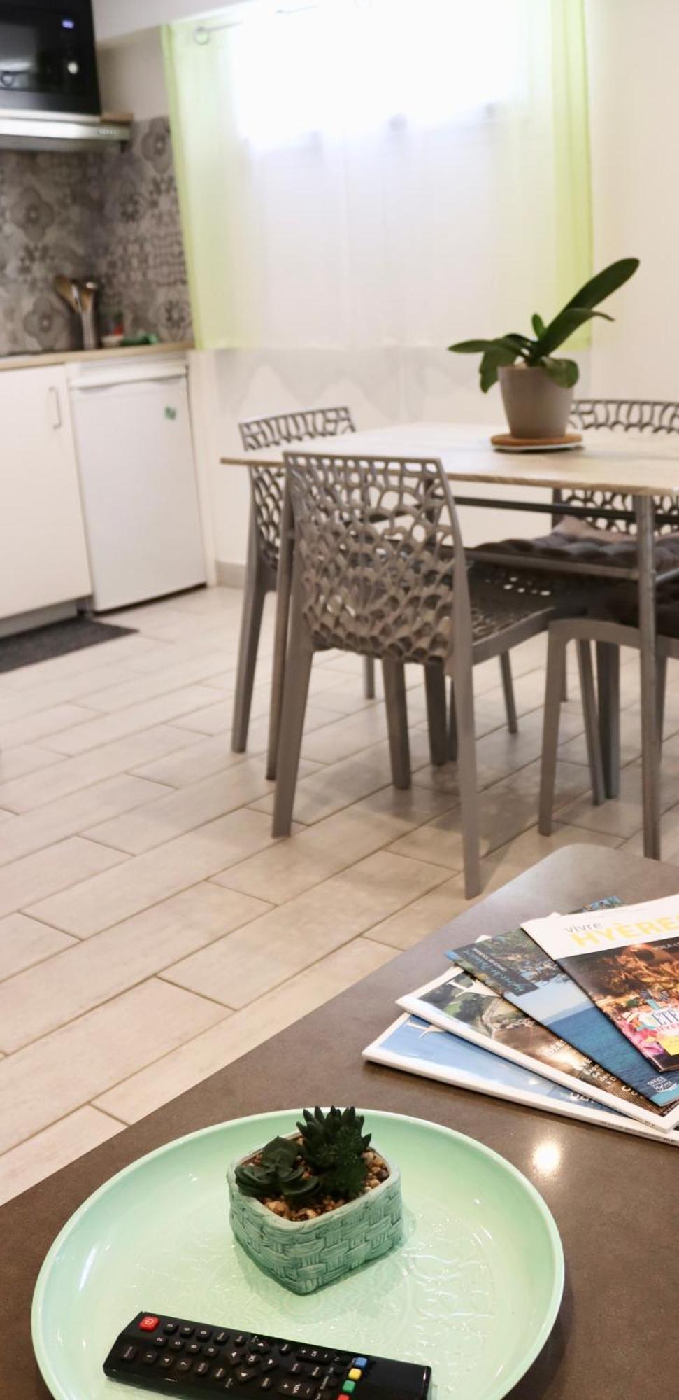 Apartamento De 45 M2 En Rez-de-villa Avec Jardin Hyères